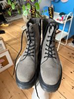 Dr Martens Schuhe Boots Stiefel Plateau Wildleder grau grüngrau Friedrichshain-Kreuzberg - Kreuzberg Vorschau