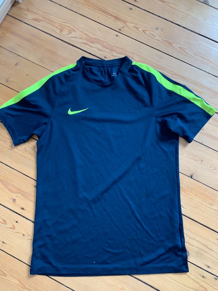 Sportklamotten Shirts und Hosen, Nike; under armour in Hannover