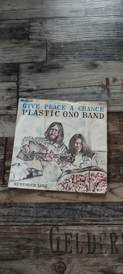 Plastic Ono Band- Give Peace... Vinyl in Sexau