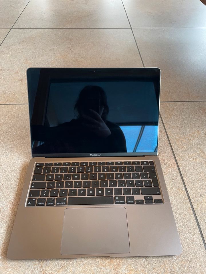 Apple MacBook Air 2020 + Zubehör in Weilen unter den Rinnen
