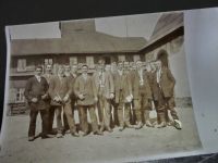 Fotografie Gruppe junger Männer vor Fabrik  Fotopapier Vintage Sachsen - Neustadt Vorschau