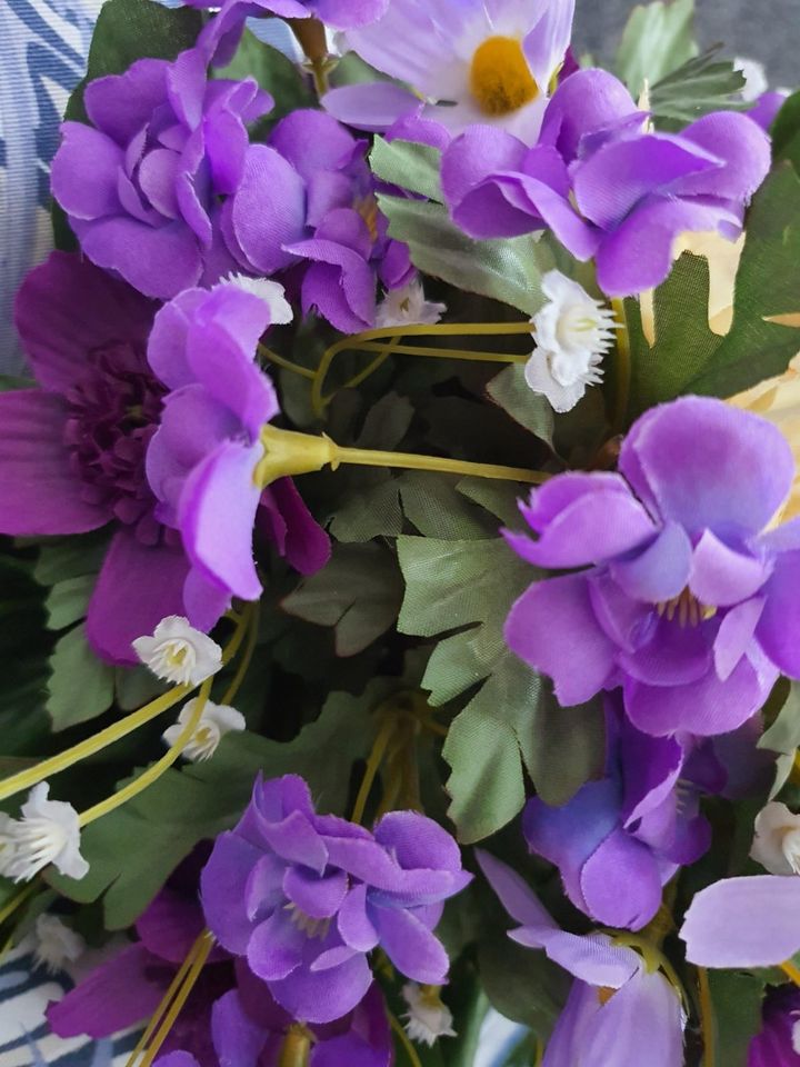 Seidenblumenstrauß lila Blüten Anemonen ggf. mit lila Vase in Landshut