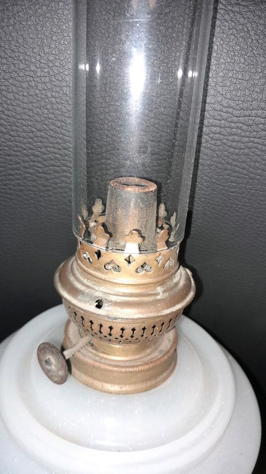 Petroleum Lampe Glas weiß mit Abriss Antik Lampe Öl Rarität in Grömitz