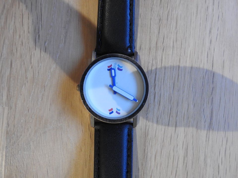 Damen Armbanduhr mit neuem Lederarmband in Hofbieber