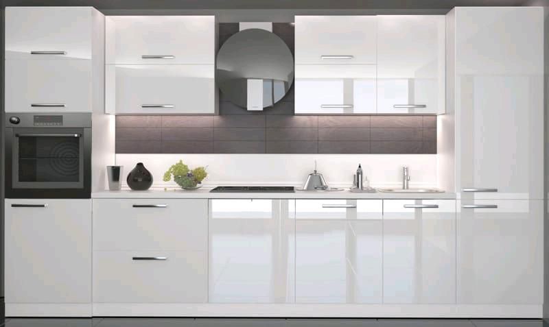 Weiße Hochglanz Küche mit Chromgriffen und Elektrogeräte + Aufbau in Bad Salzuflen