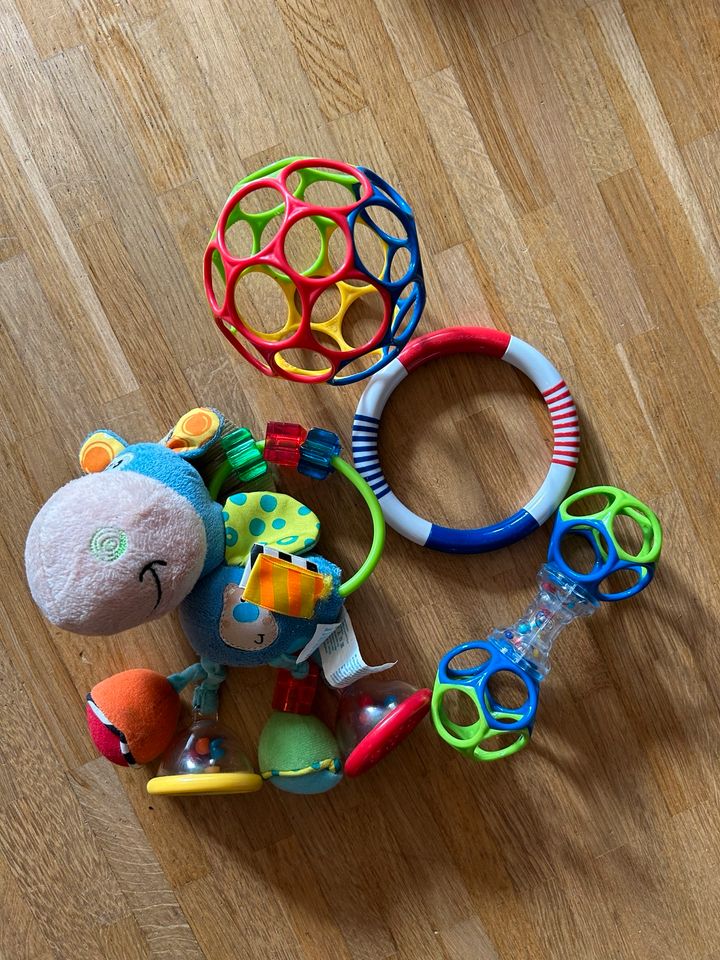 Set Plastik Baby Spielzeug inkl Oball in München