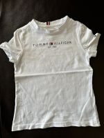 Tommy Hilfiger T-Shirt weiß Jungen Gr.110 Sachsen-Anhalt - Dessau-Roßlau Vorschau