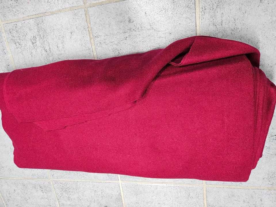 Schwere Wolle Wollstoff 750g / lfm Mittelalter Larp rot brombeere in Rhede