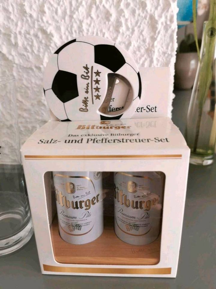 Bitburger Gläser mit Sammelsurium in Wallerfangen