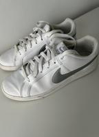 Nike Sneaker Damen Turnschuhe 39 Schuhe Sport Nordrhein-Westfalen - Vettweiß Vorschau