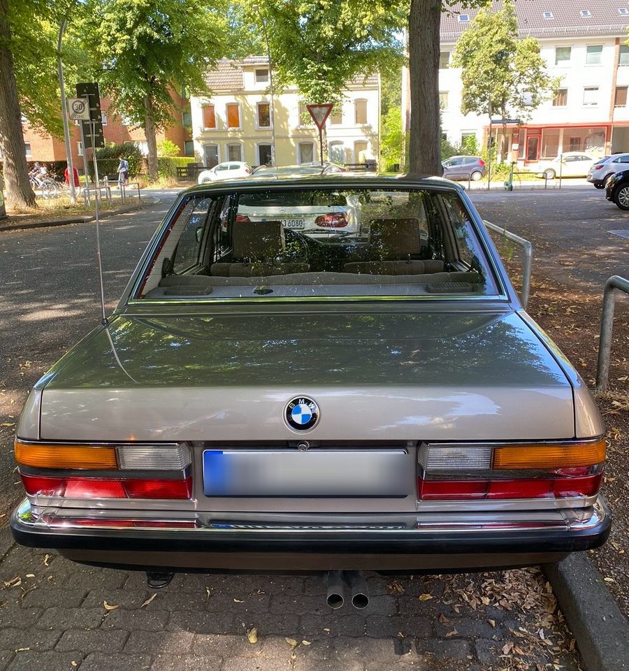 E28 BMW 520 i - TÜV NEU BIS MÄRZ 2026 - H Zulassung in Hamburg