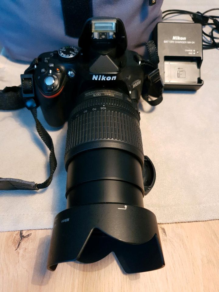 Nikon D5200 mit 13.600 shutter count + Zubehör / Gratis Stativ in Wuppertal