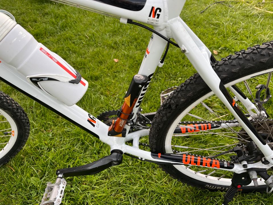 Fahrrad mit Kinderanhänger in Callenberg b Hohenstein-Ernstthal