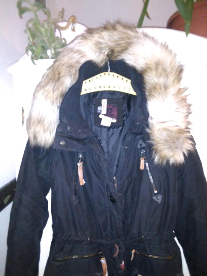 Super warmer Wintermantel Parka tailliert von Khujo in Malente