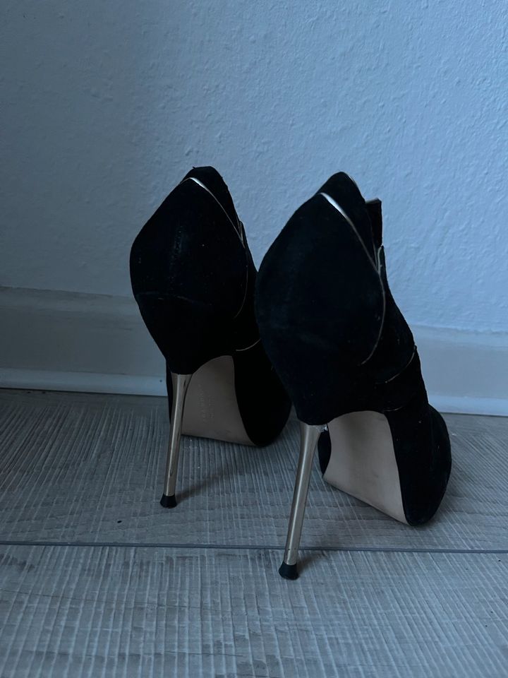 Zara High Heels Hohe Schuhe Schwarz Gold Stielabsatz Mode Beauty in Köln