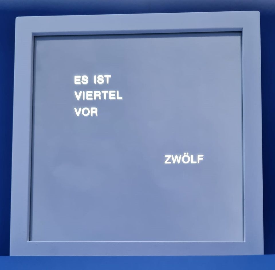 LED Uhr mit Wortanzeige - Wortuhr mit Schriftanzeige - Tischuhr mit Text