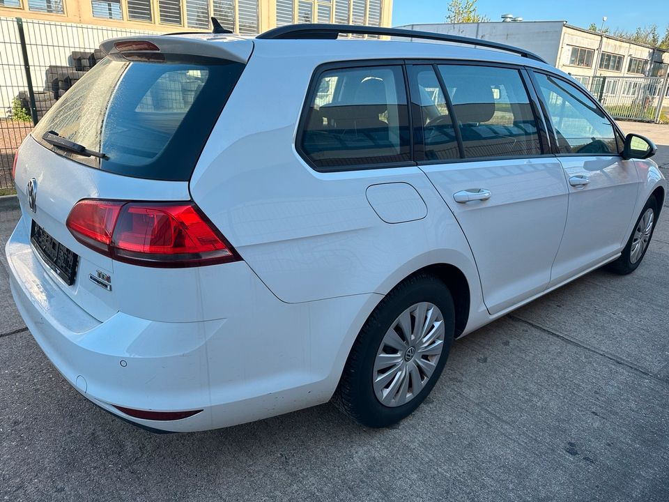 VW Golf VII Variant 1.6TDI aus 2016 81kw Navi SHZ TÜV 5/25 in Oschersleben (Bode)