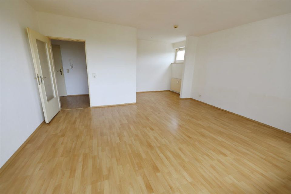 == Apartment-Wohnung am Detmolder Stadtrand wartet auf Renovierung == in Detmold