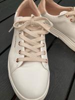 Dockers Sneaker Freizeitschuhe Turnschuh Damenschuh 41 Rheinland-Pfalz - Fiersbach Vorschau