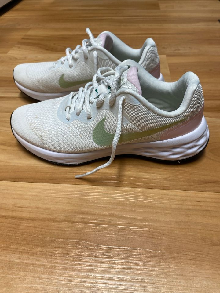 Revolution 6 NN Road Kinder Freizeitschuhe weiss Gr 38 *top* in Rüsselsheim