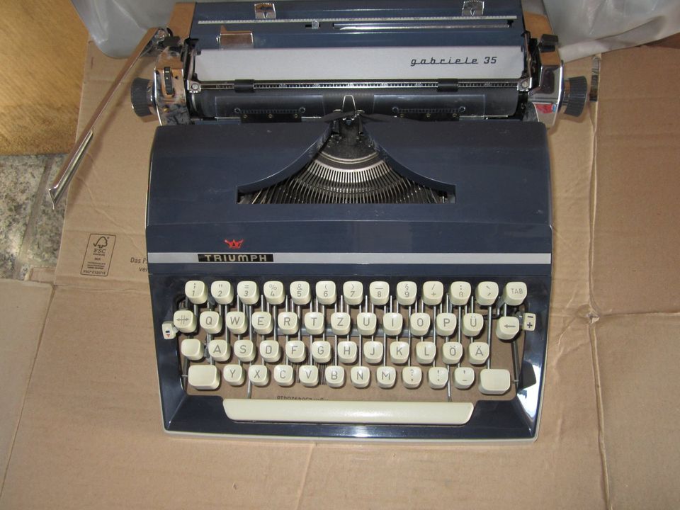 Alte Schreibmaschine, Triumph Gabriele 35, nostalgisch in Erbach