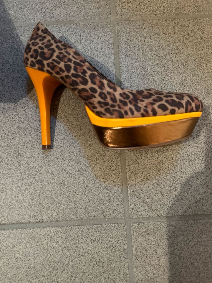 Highheels mit Leoprint in Grafschaft