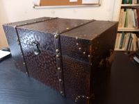 Truhe Kiste aus Leder mit Messingbeschlägen im antiken Stil Schleswig-Holstein - Kiel Vorschau