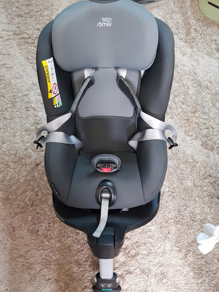 Römer Britax Reboarder Dualfix M-Size Midnight-Grey in Bexbach