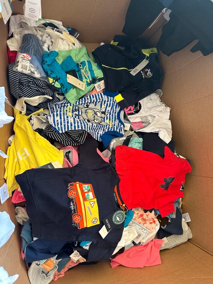 Kinderkleidung Restposten 500 Stück Hose T-Shirt Pullover in Seelow