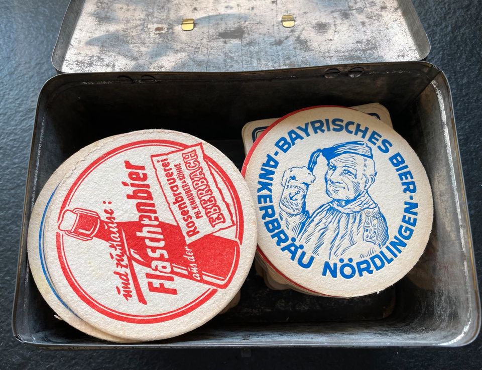 Verschiedene Bierdeckel in Frickingen