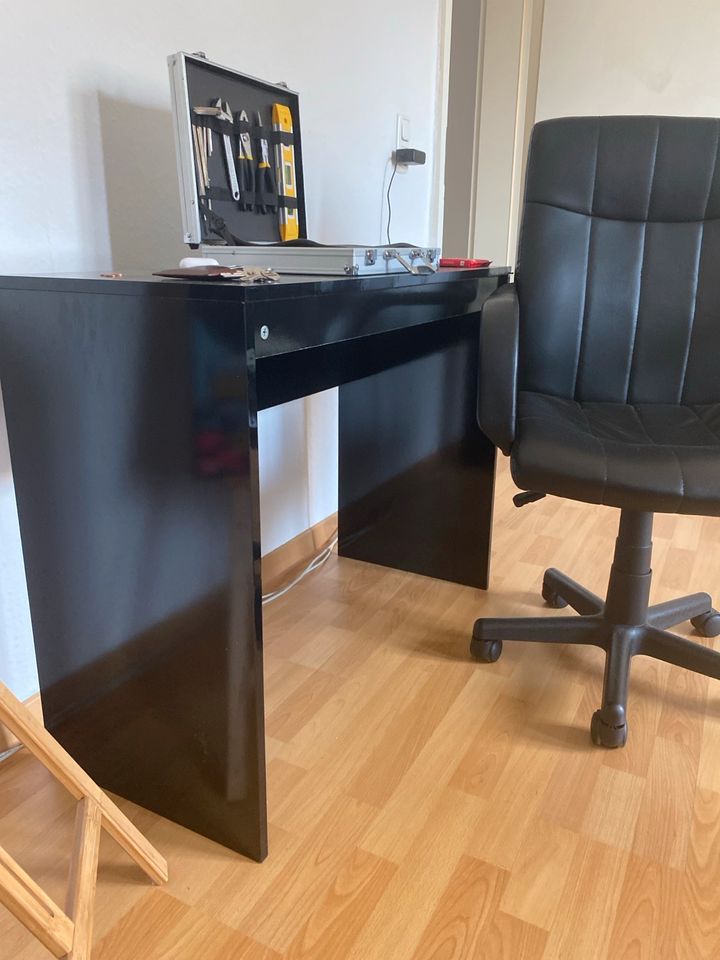 Schreibtisch mit Stuhl im Angebot in Braunschweig