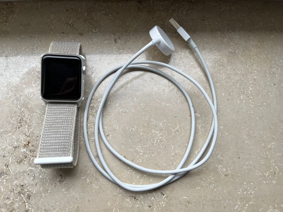Apple Watch Series 3 38mm silber Aluminiumgehäuse in Bochum