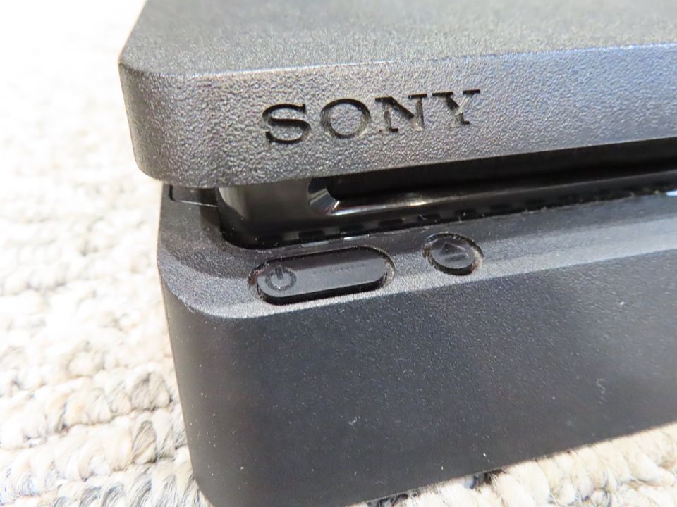 PlayStation 4 Slim - Konsole 1TB, schwarz incl. 2 Controller in Braunsbedra
