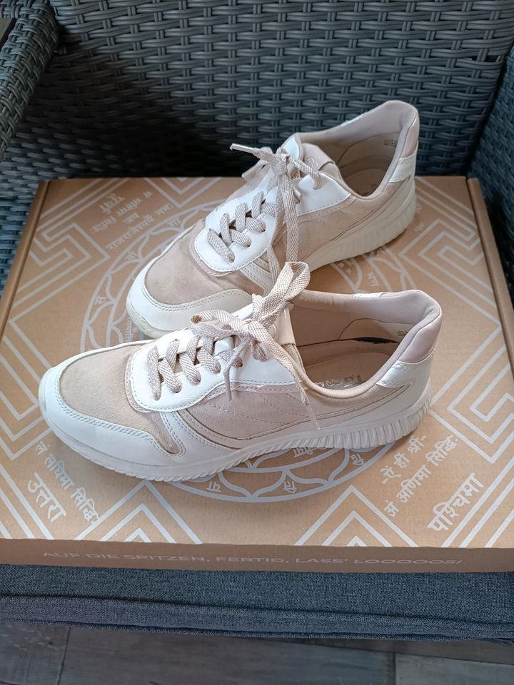 Weiß-beige Sneaker in Bad Zwischenahn