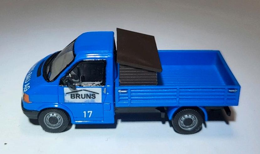 Herpa VW T4 Pritsche Bruns Bau AG mit Werkzeug H0 in Raisdorf