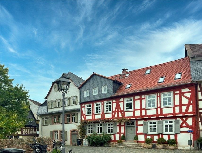 Denkmalgeschütztes Mehrfamilienhaus mitten in der historischen Altstadt von Frankfurt-Höchst in Frankfurt am Main