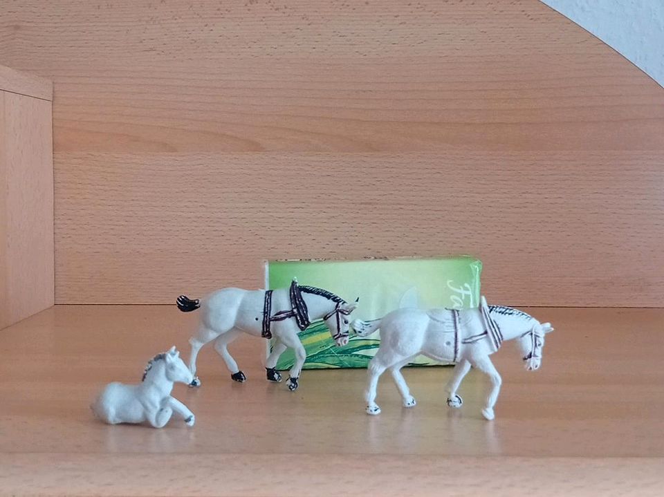 Hongkong Pferde Spielzeug Tier Figuren Bauernhof in Lengenfeld Vogtland