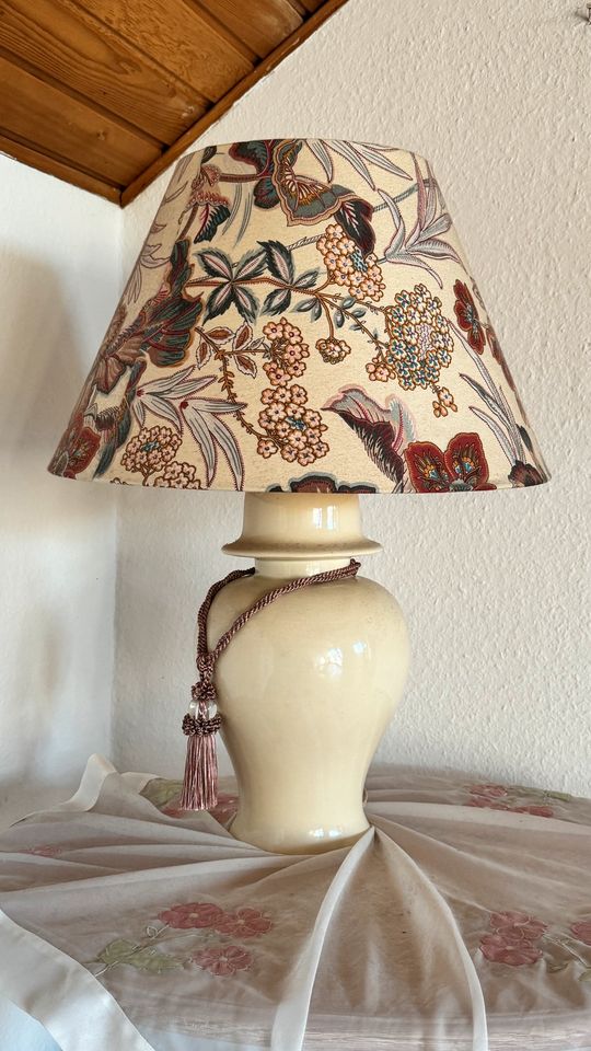 Tischlampe Keramik, Stoffschirm mit Blumenmuster in Düsseldorf