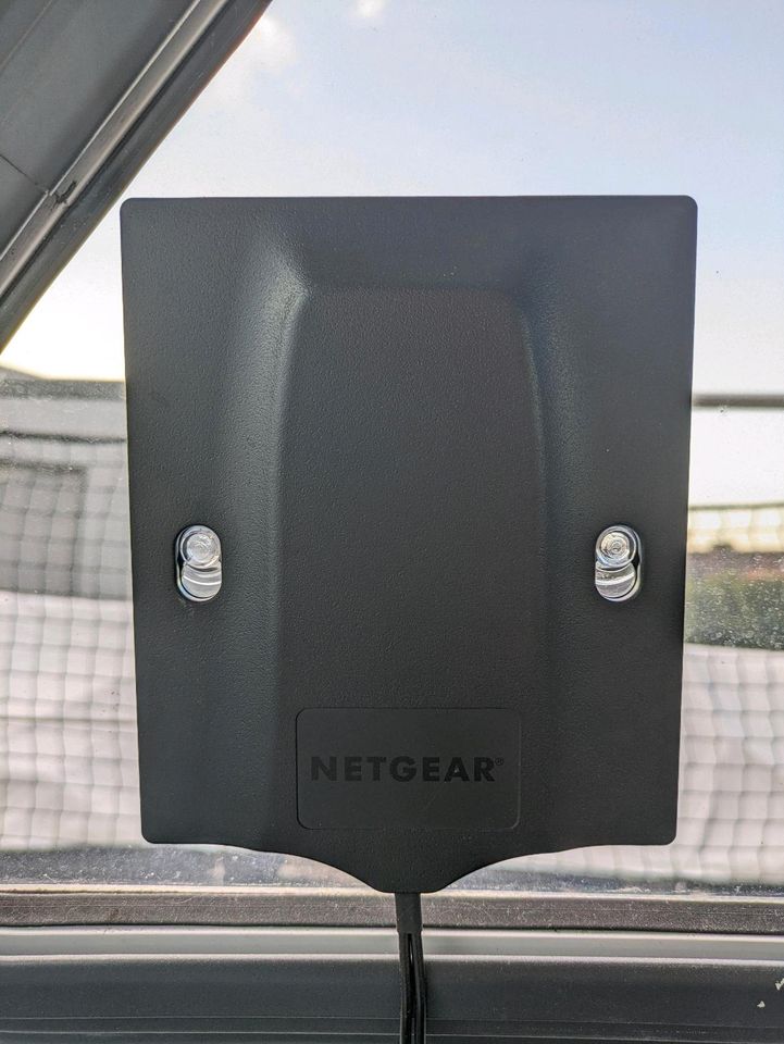 NETGEAR Nighthawk M6 Pro Mobile Router + Antenne+ Wandhalterung in Emden