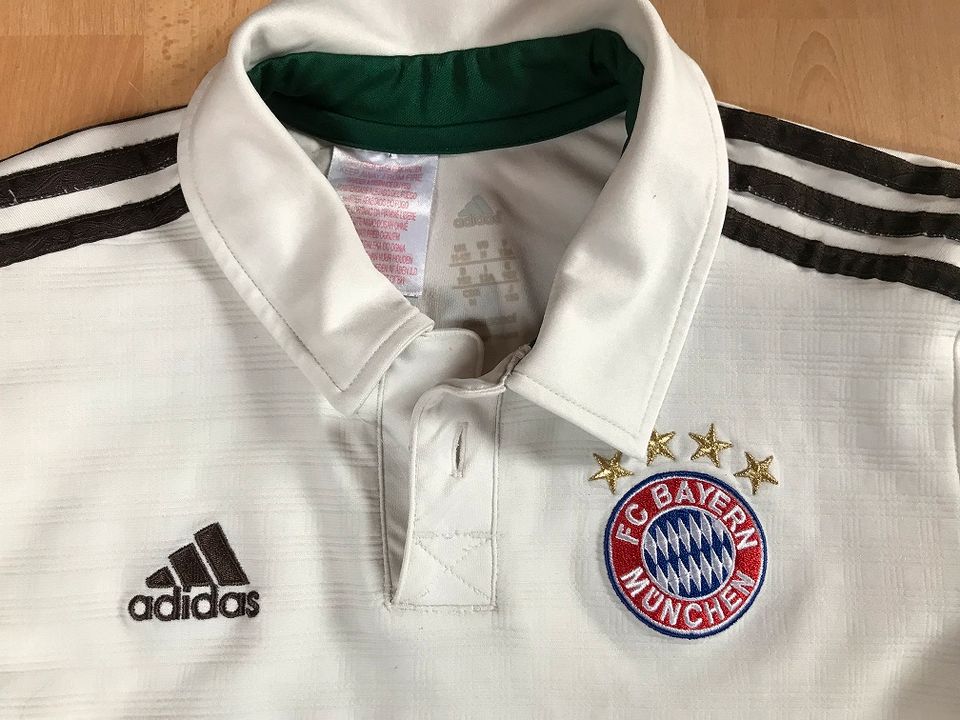 weißes adidas FC Bayern München Trikot Gr. 152 Nr. 11 Shaquri in Klettgau