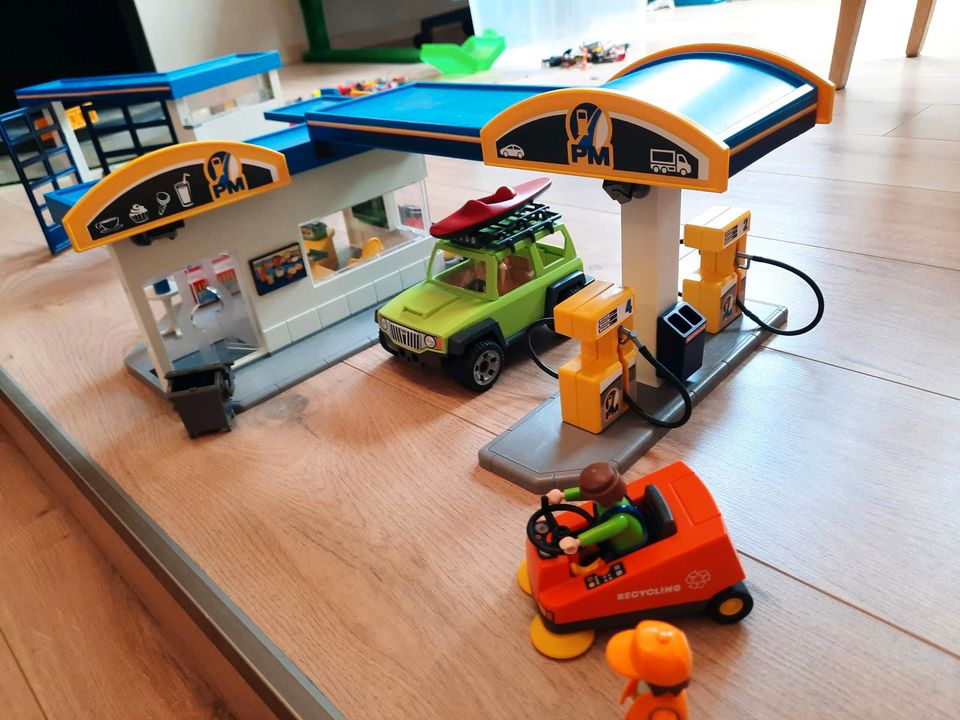 Playmobil Tankstelle und Werkstatt plus Zubehör in Gransdorf