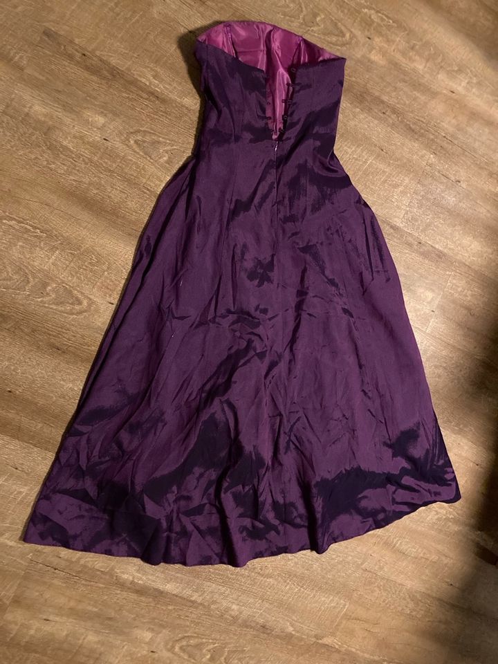 Abendkleid lila glänzend Gr. 42 in Clenze