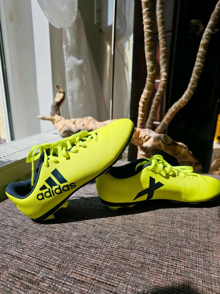 Adidas Fußball Schuhe Größe 35 in Hennef (Sieg)