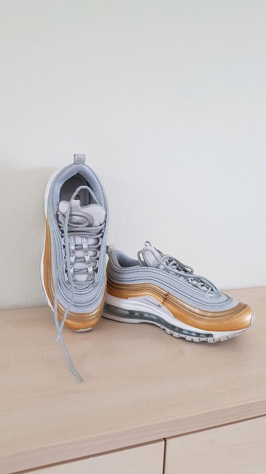 Nike Schuhe  WMNS Air Max 97 SE  Gr. 37,5, gold-silber in Lauterbach (Hessen)