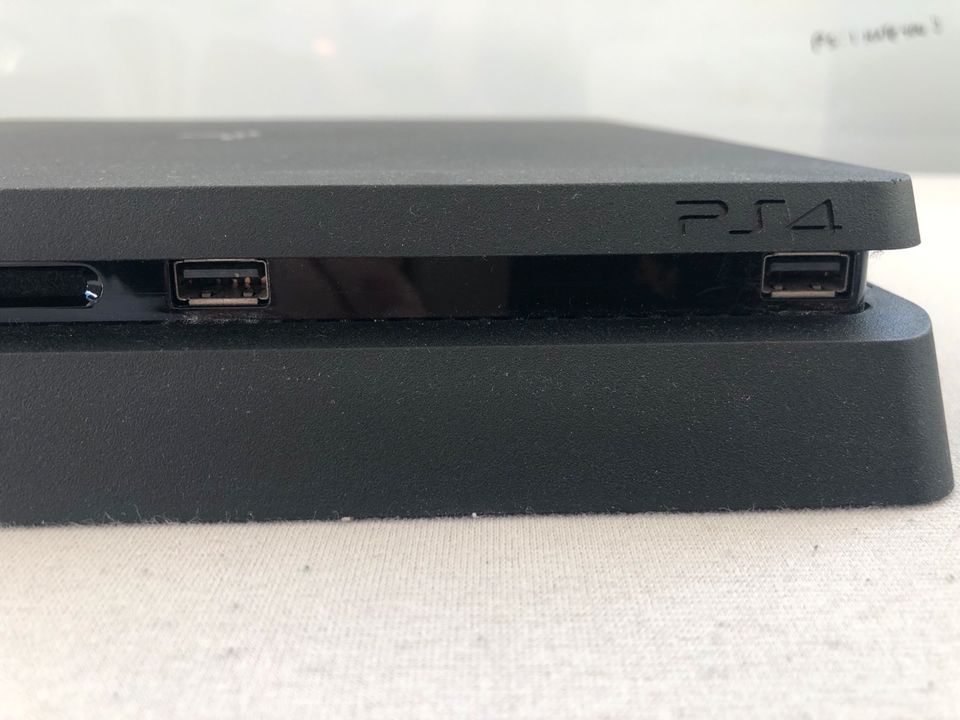 PS4 Slim 1TB inkl. 2 Controller und 4 Spiele in Lübeck