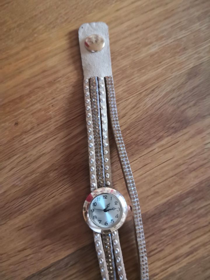 modische Damenuhr, Armbanduhr, in Burgwald