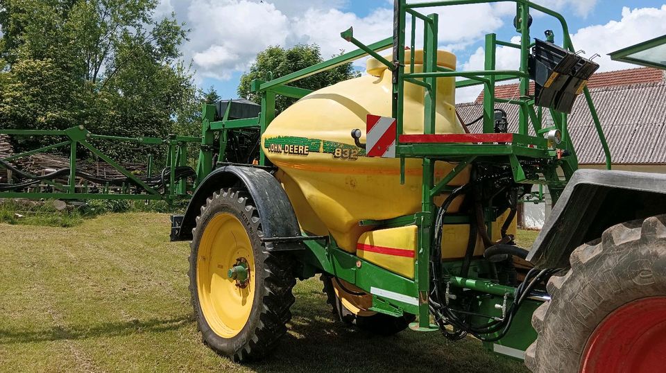 John Deere 832 Anhängespritze in Mering