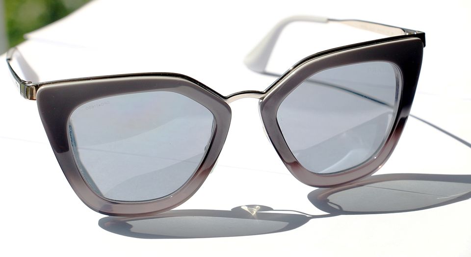 Prada Sonnenbrille SPR 53S mit grauem Farbverlauf in Leipzig