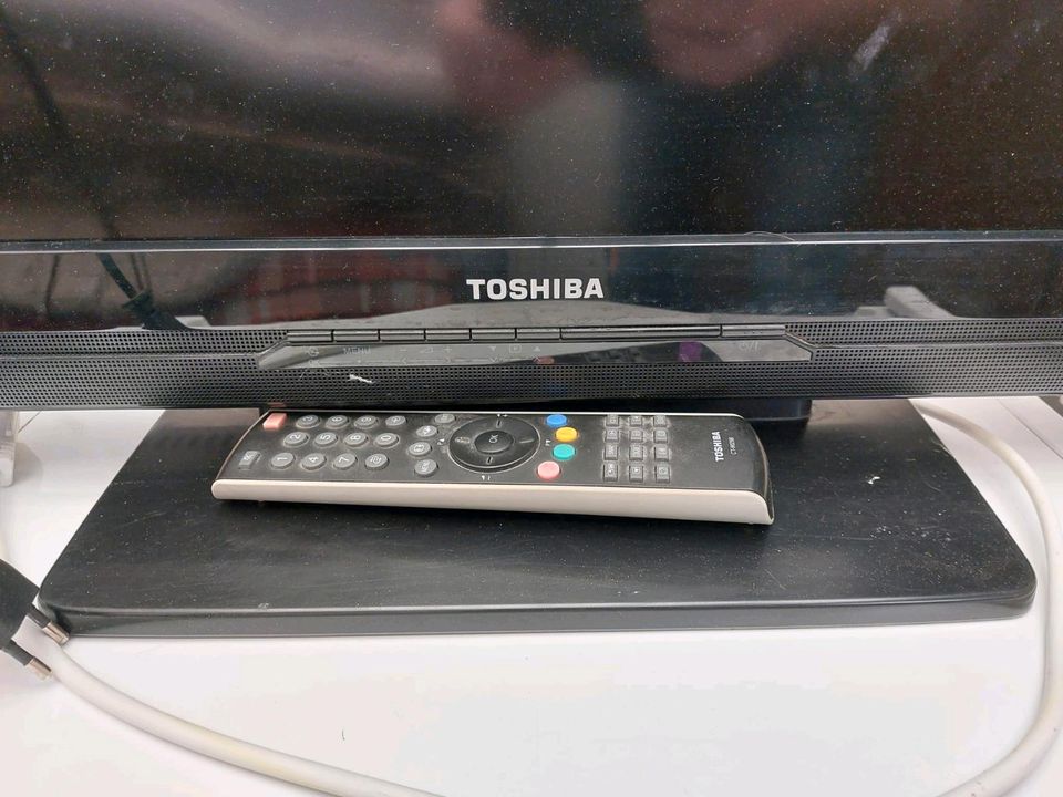 Toshiba LCD TV 32 Zoll funktionstüchtig in Ebeleben