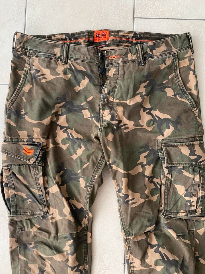 Hose Superdry XL Khaki Militär Wenig getragen in Viersen